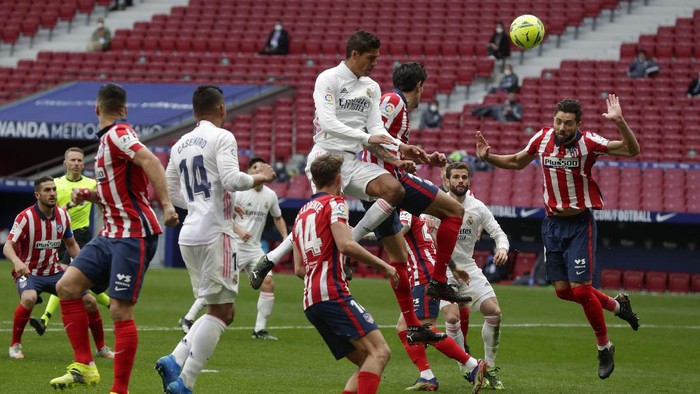 Atletico Madrids Felipe, right, clears the ball during the Spanish La Liga soccer match between Atletico Madrid and Real Madrid at the Wanda Metropolitano stadium in Madrid, Spain, Sunday, March 7, 2021. (AP Photo/Manu Fernandez)