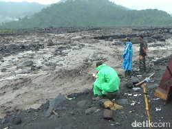 Banjir Lahar Semeru Kembali Terjang Sungai, Penambangan Pasir Terhenti