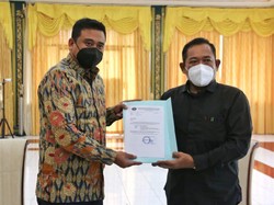 BPH Migas Serahkan SK Kuota BBM Kota Medan ke Bobby Nasution