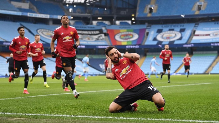 MANCHESTER, ENGLAND - MARCH 07: Bruno Fernandes of Manchester United celebrates after scoring their sides first goal from the penalty spot during the Premier League match between Manchester City and Manchester United at Etihad Stadium on March 07, 2021 in Manchester, England. Sporting stadiums around the UK remain under strict restrictions due to the Coronavirus Pandemic as Government social distancing laws prohibit fans inside venues resulting in games being played behind closed doors. (Photo by Laurence Griffiths/Getty Images)