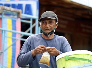 Tekad Penjual Cendol Dawet Kuliahkan Anak Walau Dicibir Warga Desa