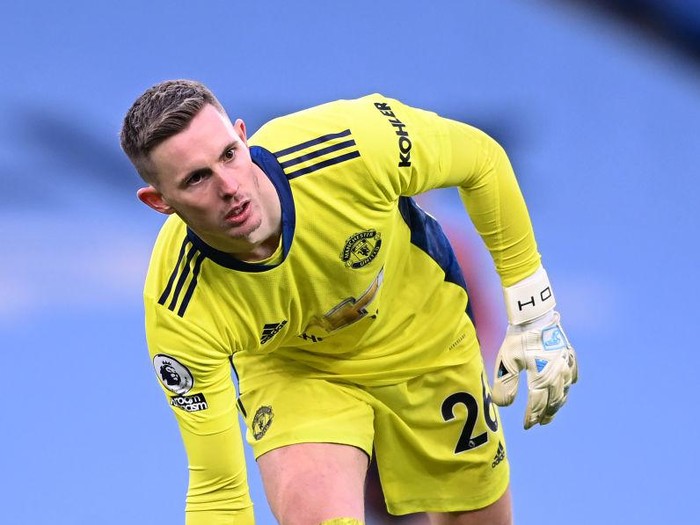 MANCHESTER, ENGLAND - MARCH 07: Dean Henderson of Manchester United rolls out the ball during the Premier League match between Manchester City and Manchester United at Etihad Stadium on March 07, 2021 in Manchester, England. Sporting stadiums around the UK remain under strict restrictions due to the Coronavirus Pandemic as Government social distancing laws prohibit fans inside venues resulting in games being played behind closed doors. (Photo by Laurence Griffiths/Getty Images)