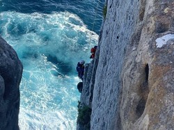 Pemanjat Tebing Cedera Parah Setelah Jatuh dari Ketinggian 15 Meter