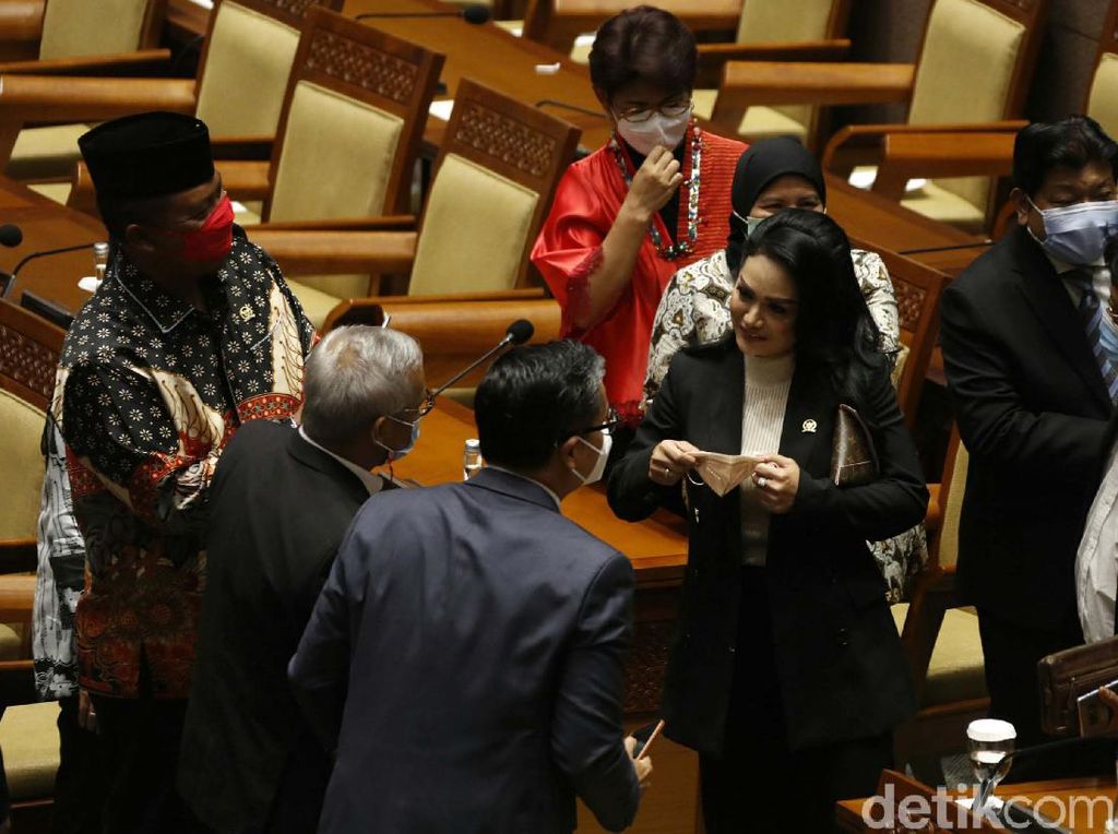 Gaya Krisdayanti Ikuti Rapat Paripurna dan Lepas Masker Gaya Krisdayanti Ikuti Rapat Paripurna dan Lepas Masker