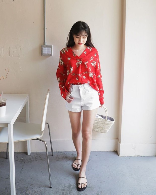 Gaya santai dengan sandal/Instagram.com/dahongstyle Gaya santai dengan sandal