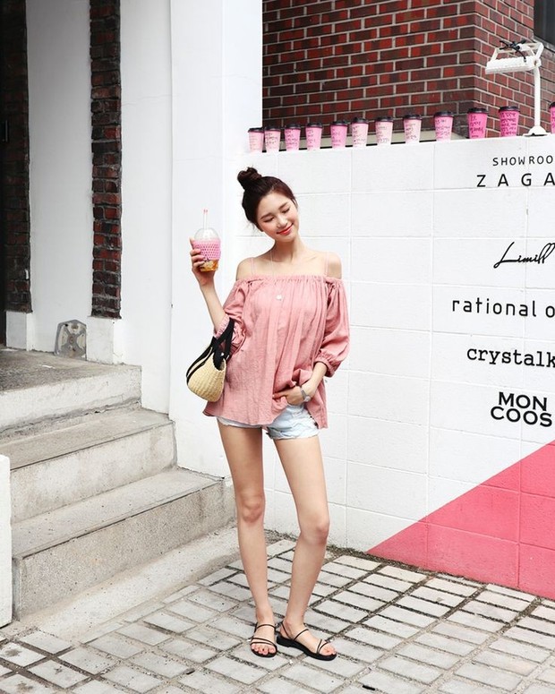 Gaya santai dengan sandal/Instagram.com/dahongstyle Gaya santai dengan sandal
