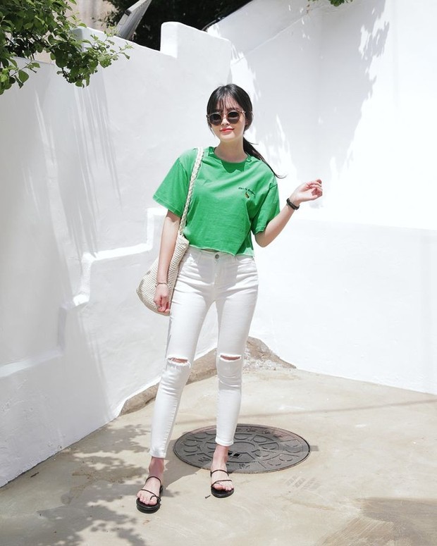 Gaya santai dengan sandal/Instagram.com/dahongstyle Gaya santai dengan sandal