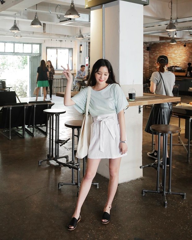 Gaya santai dengan sandal/Instagram.com/dahongstyle Gaya santai dengan sandal