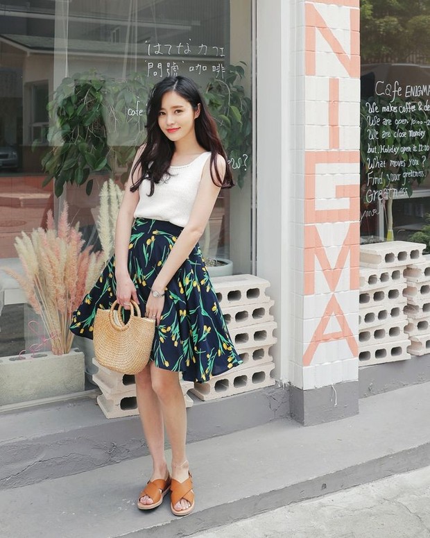 Gaya santai dengan sandal/Instagram.com/dahongstyle Gaya santai dengan sandal