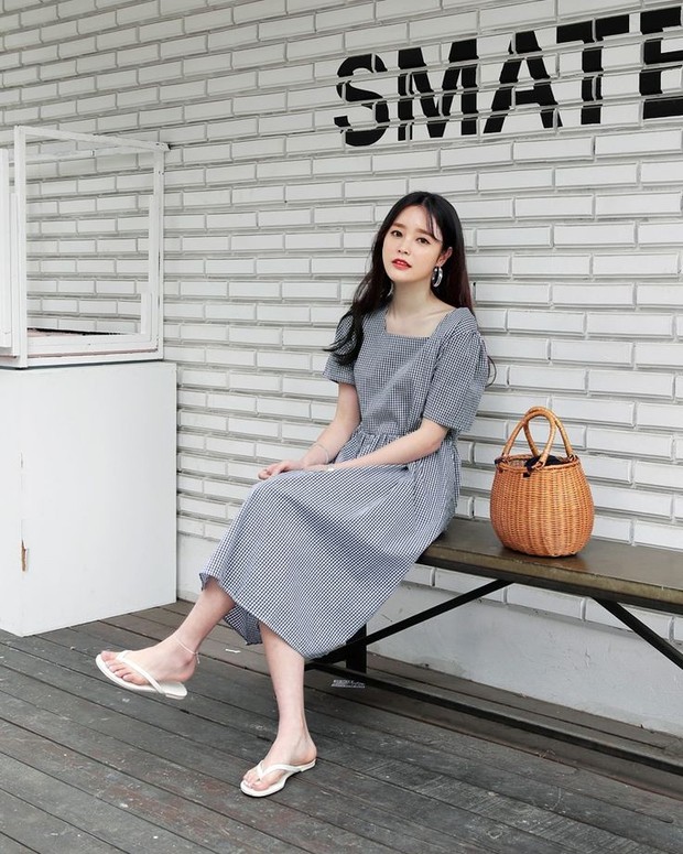 Gaya santai dengan sandal/Instagram.com/dahongstyle Gaya santai dengan sandal