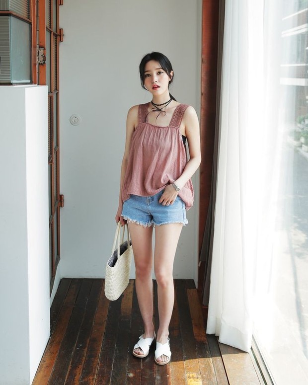 Gaya santai dengan sandal/Instagram.com/dahongstyle Gaya santai dengan sandal