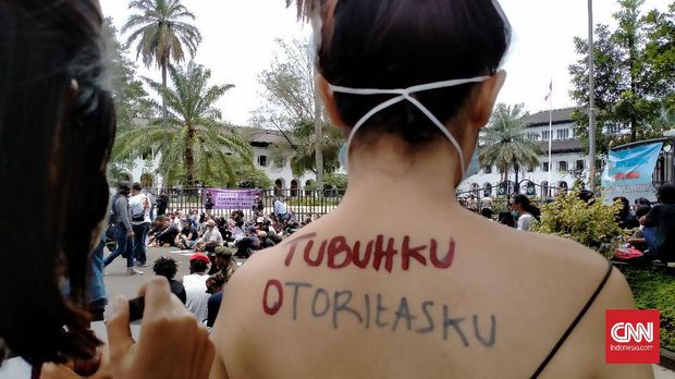 Aksi damai memperingati Hari Perempuan Internasional digelar aktivis perempuan di depan Gedung Sate, Kota Bandung, Senin (8/3).