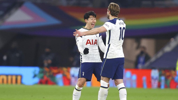 Tottenhams Harry Kane, right, celebrates after scoring his sides fourth goal with Tottenhams Son Heung-min during the English Premier League soccer match between Tottenham Hotspur and Crystal Palace at the Tottenham Hotspur Stadium in London, Sunday, March 7, 2021. (Julian Finney/Pool via AP)