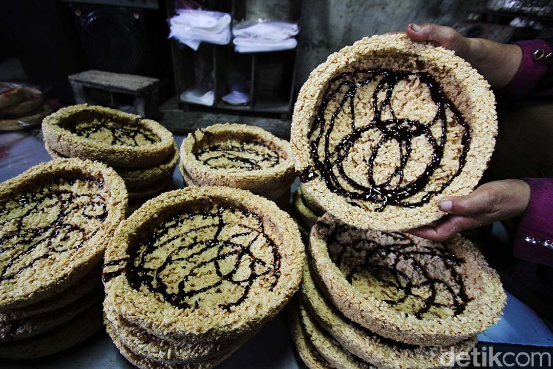 Intip adalah makanan yang terbuat dari nasi. Industri intip di Palur, Karanganyar, Jawa Tengah, mampu bertahan di tengah pandemi.