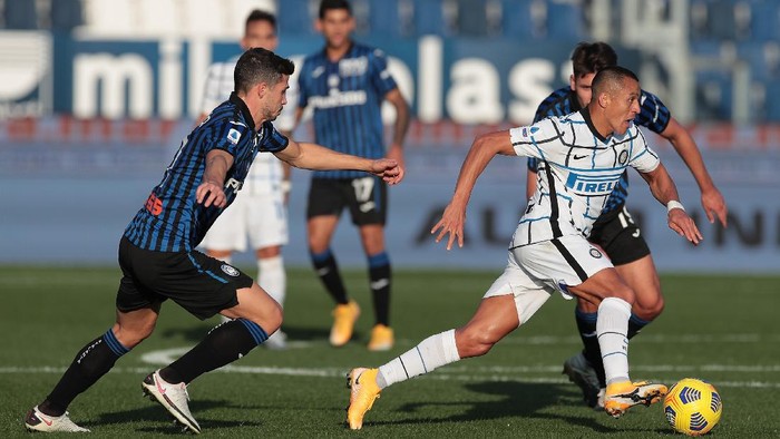 BERGAMO, ITALY - NOVEMBER 08:  Alexis Sanchez of FC Internazionale is challenged by Remo Freuler of Atalanta BC during the Serie A match between Atalanta BC and FC Internazionale at Gewiss Stadium on November 8, 2020 in Bergamo, Italy.  (Photo by Emilio Andreoli/Getty Images)