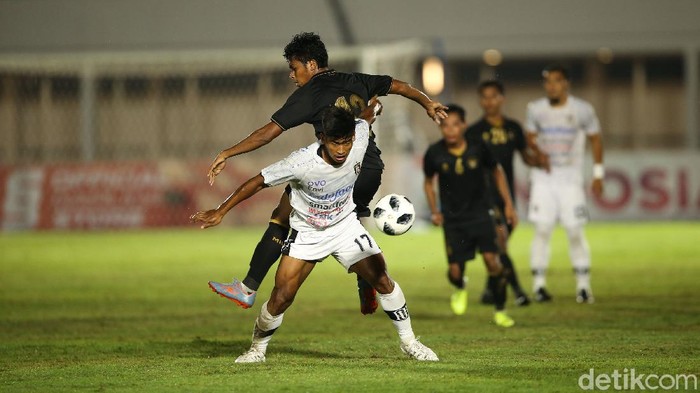 Irfan Jauhari dala laga uji coba Timnas Indonesia vs Bali United, Minggu (7/3).