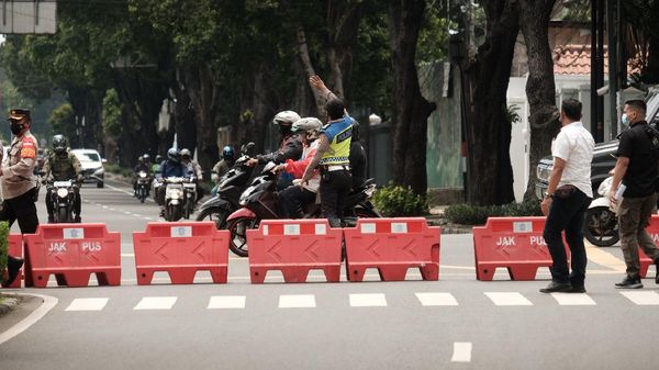 Jalan Depan Gedung KPU Ditutup Jelang Kedatangan Massa AHY