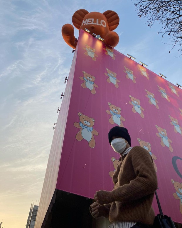 Kai di depan toko Gucci yang memamerkan koleksi kolaborasinya di Seoul, Korea Selatan/Sumber/Instagram/zkdlin/ Kai di depan toko Gucci yang memamerkan koleksi kolaborasinya di Seoul, Korea Selatan.