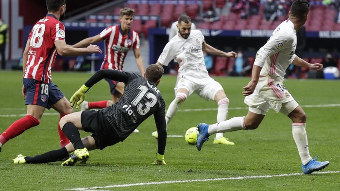 karim benzema atletico madrid vs real madrid derby madrid laliga liga spanyol Real Madrids Karim Benzema scores his sides opening goal during the Spanish La Liga soccer match between Atletico Madrid and Real Madrid at the Wanda Metropolitano stadium in Madrid, Spain, Sunday, March 7, 2021. (AP Photo/Manu Fernandez)