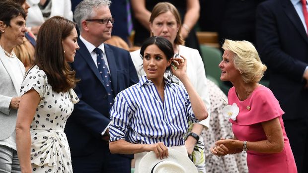 LONDON, ENGLAND - JULY 14:  Catherine, Duchess of Cambridge, Meghan, Duchess of Sussex and Gill Brook react after Novak Djokovic of Serbia beat Rafael Nadal of Spain in the Men's Singles semi-final on day twelve of the Wimbledon Lawn Tennis Championships at All England Lawn Tennis and Croquet Club on July 14, 2018 in London, England.  (Photo by Clive Mason/Getty Images)