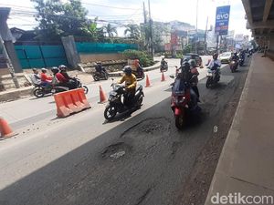 4 Lokasi Kerusakan Jl KH Noer Ali Kota Bekasi Belum Diperbaiki