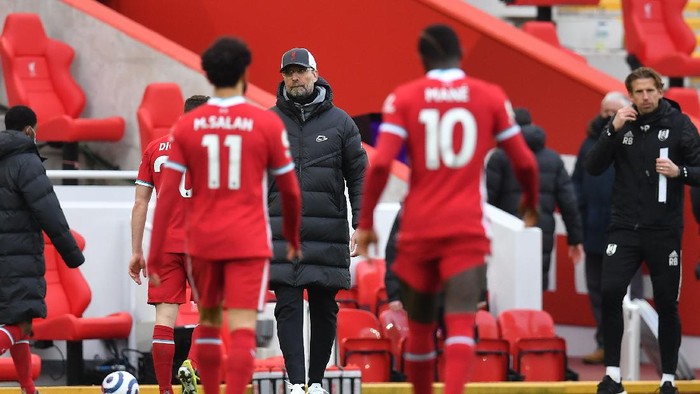 LIVERPOOL, ENGLAND - MARCH 07: Jurgen Klopp, Manager of Liverpool looks on as Mohamed Salah and Sadio Mane of Liverpool leave the pitch following the Premier League match between Liverpool and Fulham at Anfield on March 07, 2021 in Liverpool, England. Sporting stadiums around the UK remain under strict restrictions due to the Coronavirus Pandemic as Government social distancing laws prohibit fans inside venues resulting in games being played behind closed doors. (Photo by Paul Ellis - Pool/Getty Images)