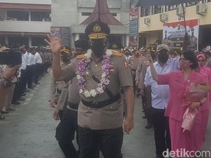 Momen Haru Komjen Paulus Tinggalkan Polda Papua, Titip Salam ke Tokoh Adat Momen Haru Komjen Paulus Tinggalkan Polda Papua, Titip Salam ke Tokoh Adat