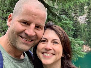 Janda Orang Terkaya Dunia Bagi-bagi Duit Rp 38 Triliun