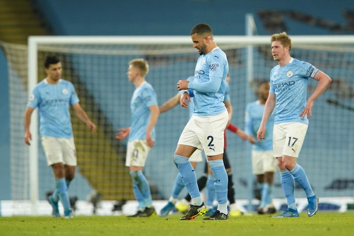 MANCHESTER, ENGLAND - MARCH 07: Kyle Walker and Kevin De Bruyne of Manchester City look dejected following defeat in the Premier League match between Manchester City and Manchester United at Etihad Stadium on March 07, 2021 in Manchester, England. Sporting stadiums around the UK remain under strict restrictions due to the Coronavirus Pandemic as Government social distancing laws prohibit fans inside venues resulting in games being played behind closed doors. (Photo by Dave Thompson - Pool/Getty Images)