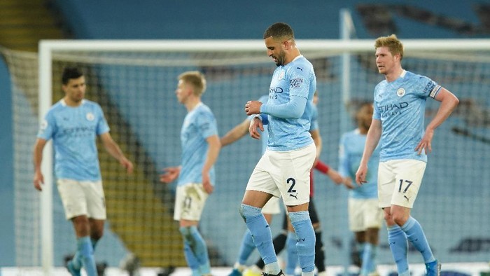 MANCHESTER, ENGLAND - MARCH 07: Kyle Walker and Kevin De Bruyne of Manchester City look dejected following defeat in the Premier League match between Manchester City and Manchester United at Etihad Stadium on March 07, 2021 in Manchester, England. Sporting stadiums around the UK remain under strict restrictions due to the Coronavirus Pandemic as Government social distancing laws prohibit fans inside venues resulting in games being played behind closed doors. (Photo by Dave Thompson - Pool/Getty Images)