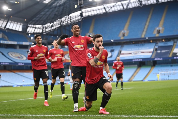 MANCHESTER, ENGLAND - MARCH 07: Bruno Fernandes of Manchester United celebrates scoring the first goal from a penalty during the Premier League match between Manchester City and Manchester United at Etihad Stadium on March 07, 2021 in Manchester, England. Sporting stadiums around the UK remain under strict restrictions due to the Coronavirus Pandemic as Government social distancing laws prohibit fans inside venues resulting in games being played behind closed doors. (Photo by Laurence Griffiths/Getty Images)