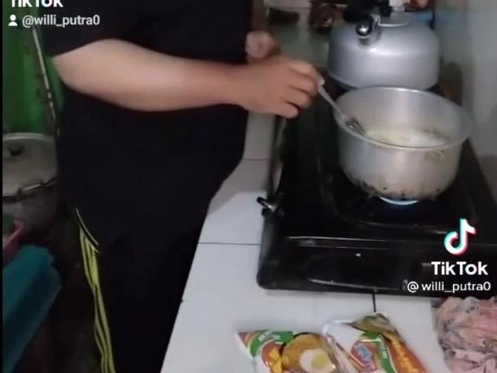 Masak Mie Instan Tengah Malam Pria Ini Merasa Kayak Uji Nyali Masak Mie Instan Tengah Malam Pria Ini Merasa Kayak Uji Nyali