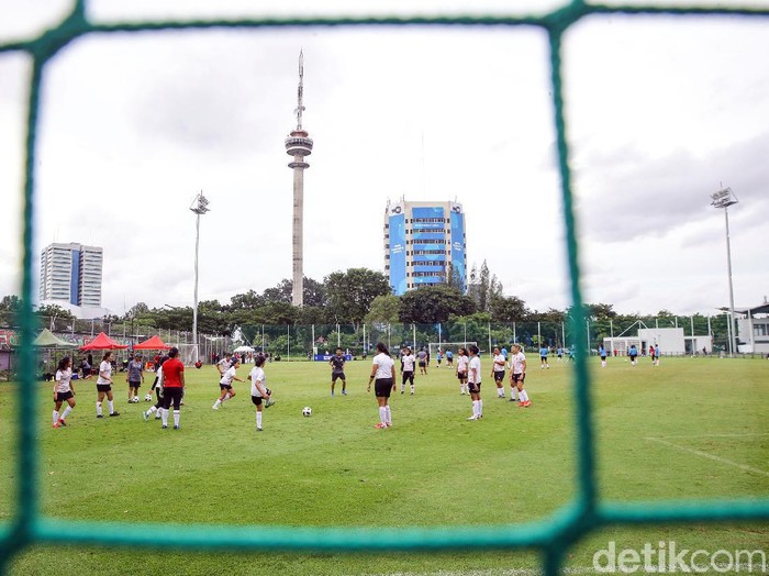 Timnas Puteri Indonesia melakukan latihan perdana di Lapangan D Senayan, Jakarta, Senin (8/3). Latihan ini untuk  sebagai bentuk persiapan menjalani pertandingan di ajang Sea Games 2021 di Vietnam.