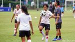 Melihat Latihan Perdana Timnas Puteri Indonesia