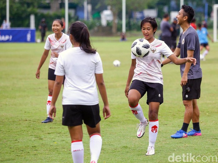 Timnas Puteri Indonesia melakukan latihan perdana di Lapangan D Senayan, Jakarta, Senin (8/3). Latihan ini untuk  sebagai bentuk persiapan menjalani pertandingan di ajang Sea Games 2021 di Vietnam.