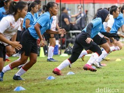 Para pemain melakukan latihan fisik.