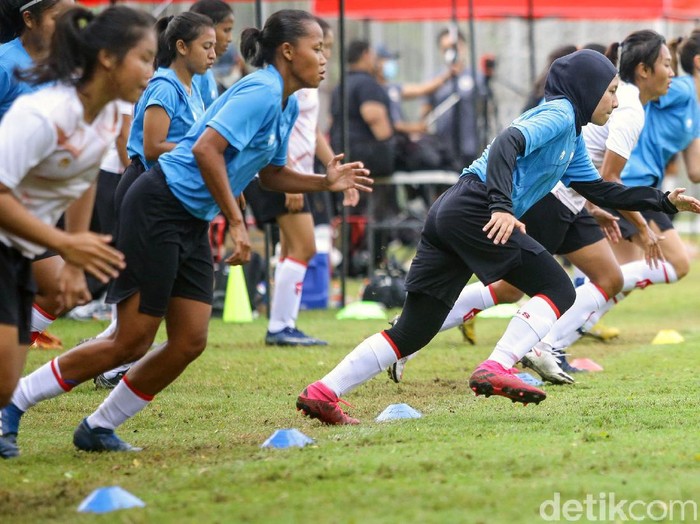 Timnas Puteri Indonesia melakukan latihan perdana di Lapangan D Senayan, Jakarta, Senin (8/3). Latihan ini untuk  sebagai bentuk persiapan menjalani pertandingan di ajang Sea Games 2021 di Vietnam.
