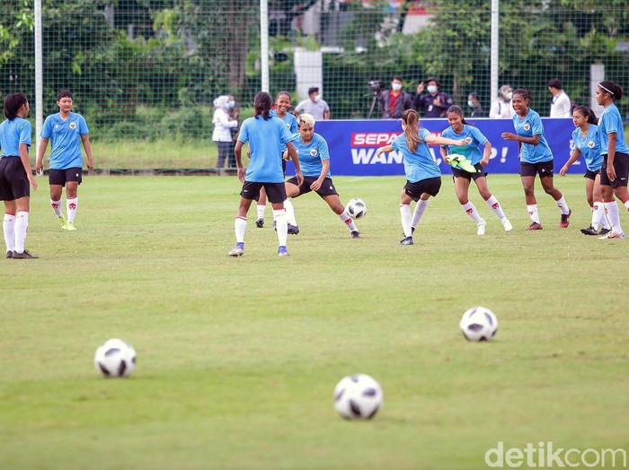 Timnas Puteri Indonesia melakukan latihan perdana di Lapangan D Senayan, Jakarta, Senin (8/3). Latihan ini untuk  sebagai bentuk persiapan menjalani pertandingan di ajang Sea Games 2021 di Vietnam.