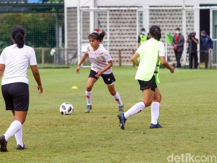Timnas Puteri Indonesia melakukan latihan perdana di Lapangan D Senayan, Jakarta, Senin (8/3). Latihan ini untuk  sebagai bentuk persiapan menjalani pertandingan di ajang Sea Games 2021 di Vietnam.
