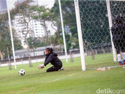 Calon kiper Timnas wanita tengah berlatih.