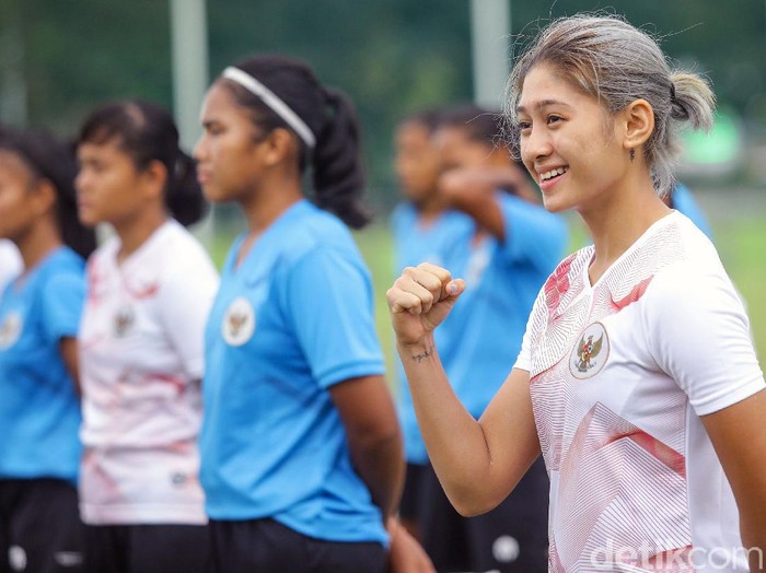 Timnas Puteri Indonesia melakukan latihan perdana di Lapangan D Senayan, Jakarta, Senin (8/3). Latihan ini untuk  sebagai bentuk persiapan menjalani pertandingan di ajang Sea Games 2021 di Vietnam.