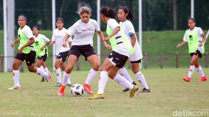 Melihat Latihan Perdana Timnas Puteri Indonesia Timnas Puteri Indonesia melakukan latihan perdana di Lapangan D Senayan, Jakarta, Senin (8/3). Latihan ini untuk sebagai bentuk persiapan menjalani pertandingan di ajang Sea Games 2021 di Vietnam.