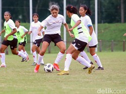 Timnas Puteri Indonesia melakukan latihan perdana pada hari ini di Lapangan D Senayan, Jakarta, Senin (8/3/2021).