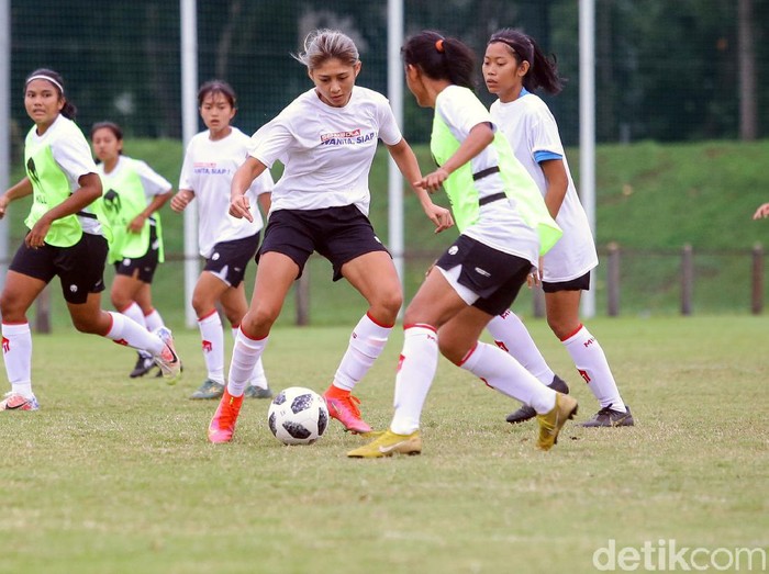 Timnas Puteri Indonesia melakukan latihan perdana di Lapangan D Senayan, Jakarta, Senin (8/3). Latihan ini untuk  sebagai bentuk persiapan menjalani pertandingan di ajang Sea Games 2021 di Vietnam.