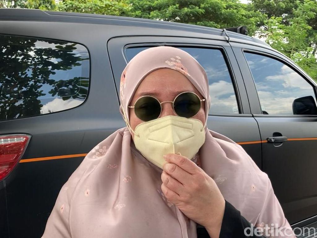 Ziarah ke Makam Rina Gunawan, Melly Goeslaw Bicara Kebaikannya Ziarah ke Makam Rina Gunawan, Melly Goeslaw Bicara Kebaikannya