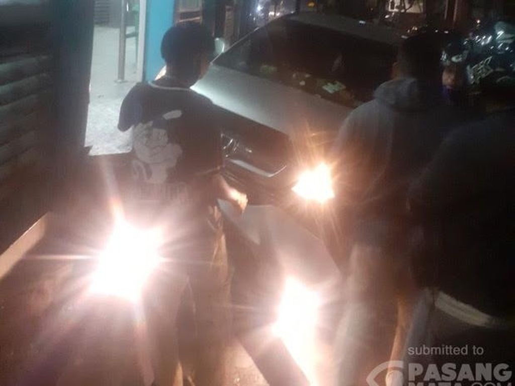 Hindari Pemotor Lawan Arus, Pemobil Tabrak Halte TransJ Pasar Jatinegara Hindari Pemotor Lawan Arus, Pemobil Tabrak Halte TransJ Pasar Jatinegara