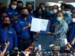 Momen AHY Serahkan Berkas Partai ke Dirjen AHU Kemenkum HAM Momen AHY Serahkan Berkas Partai ke Dirjen AHU Kemenkum HAM