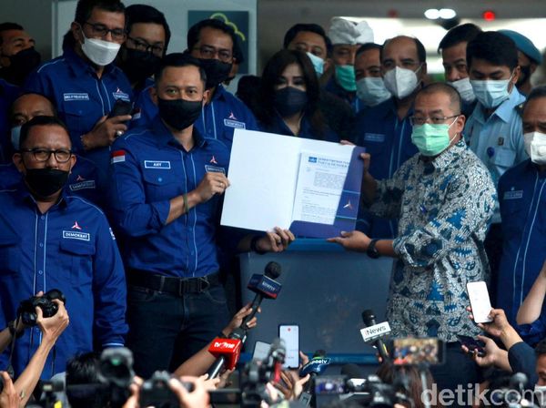 Momen AHY Serahkan Berkas Partai ke Dirjen AHU Kemenkum HAM
