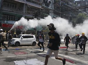 CCTV Polisi Serbu Kampus di Myanmar CCTV Polisi Serbu Kampus di Myanmar