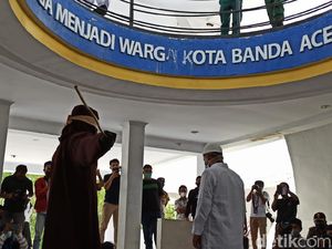 PNS di Aceh Ditangkap Mesum di Mobil Goyang Dicambuk 18 Kali